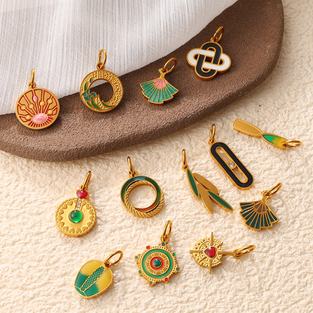 Boho Chic Gold Link Necklace – Artistic Enamel Charm Collection