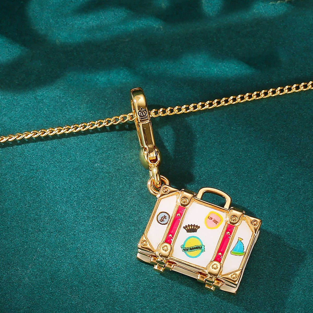 Vintage Travel Suitcase Charm Necklace – Wanderlust Luggage Pendant, Adventure-Inspired Gold Necklace, Traveler Gift Jewelry