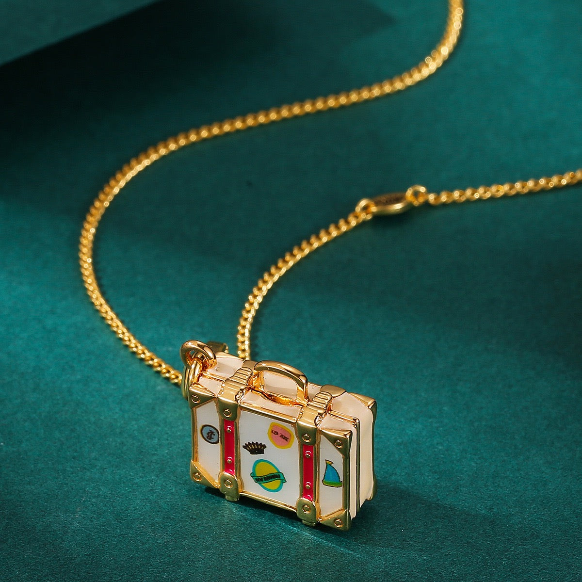 Vintage Travel Suitcase Charm Necklace – Wanderlust Luggage Pendant, Adventure-Inspired Gold Necklace, Traveler Gift Jewelry