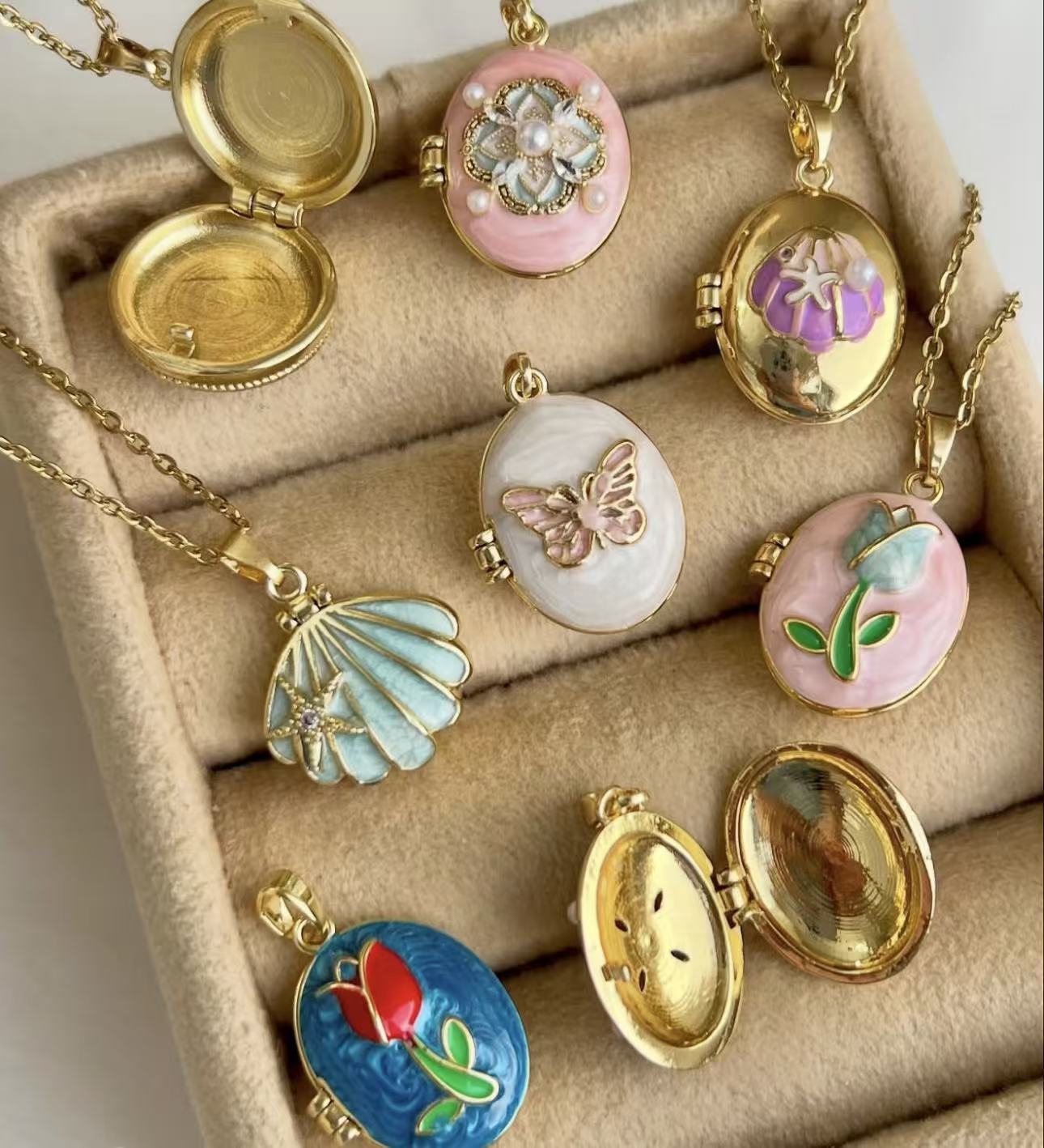 Secret Garden Locket Necklace – Vintage Floral & Butterfly Keepsake Pendant
